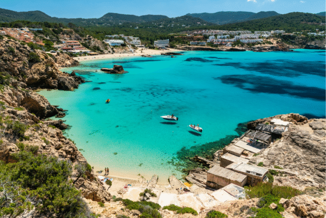 Espagne – Costa Brava / Ibiza : mer turquoise et ambiance estivale.